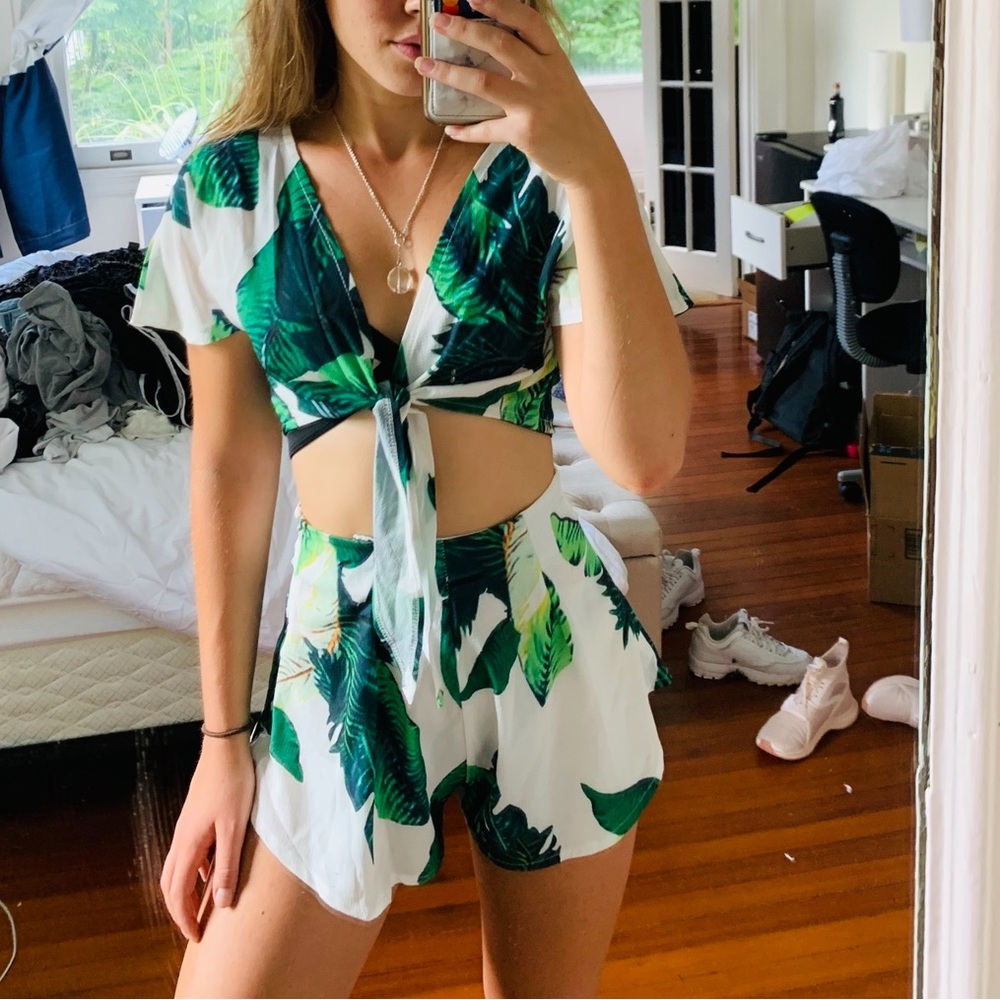 Tropical green print short and tie top set